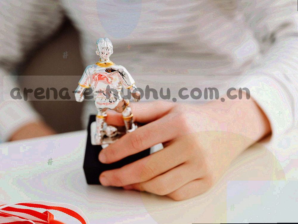手持移动设备浏览赛事筛选界面的操作示意